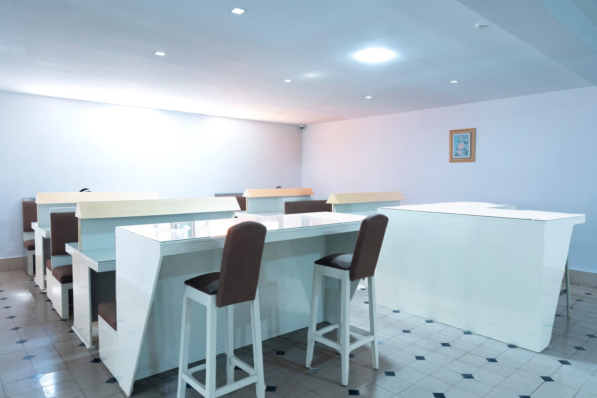 La salle d'étude : bureaux blancs, tabourets, banquettes
