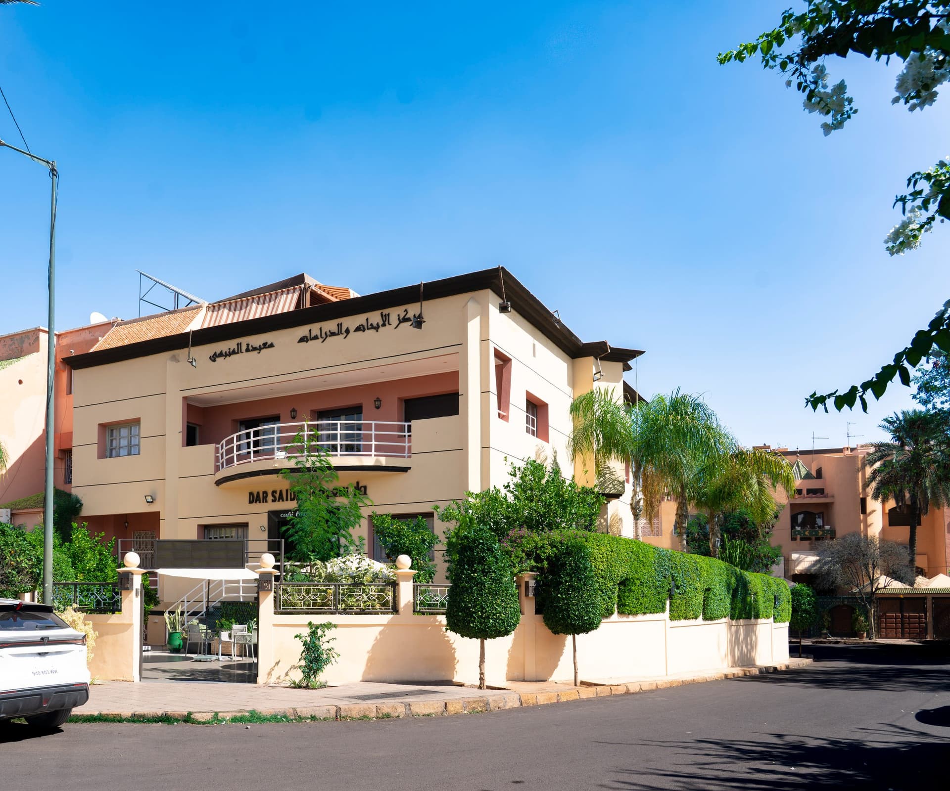 La maison au coin de la rue, l'inscription arabe en haut de la façade