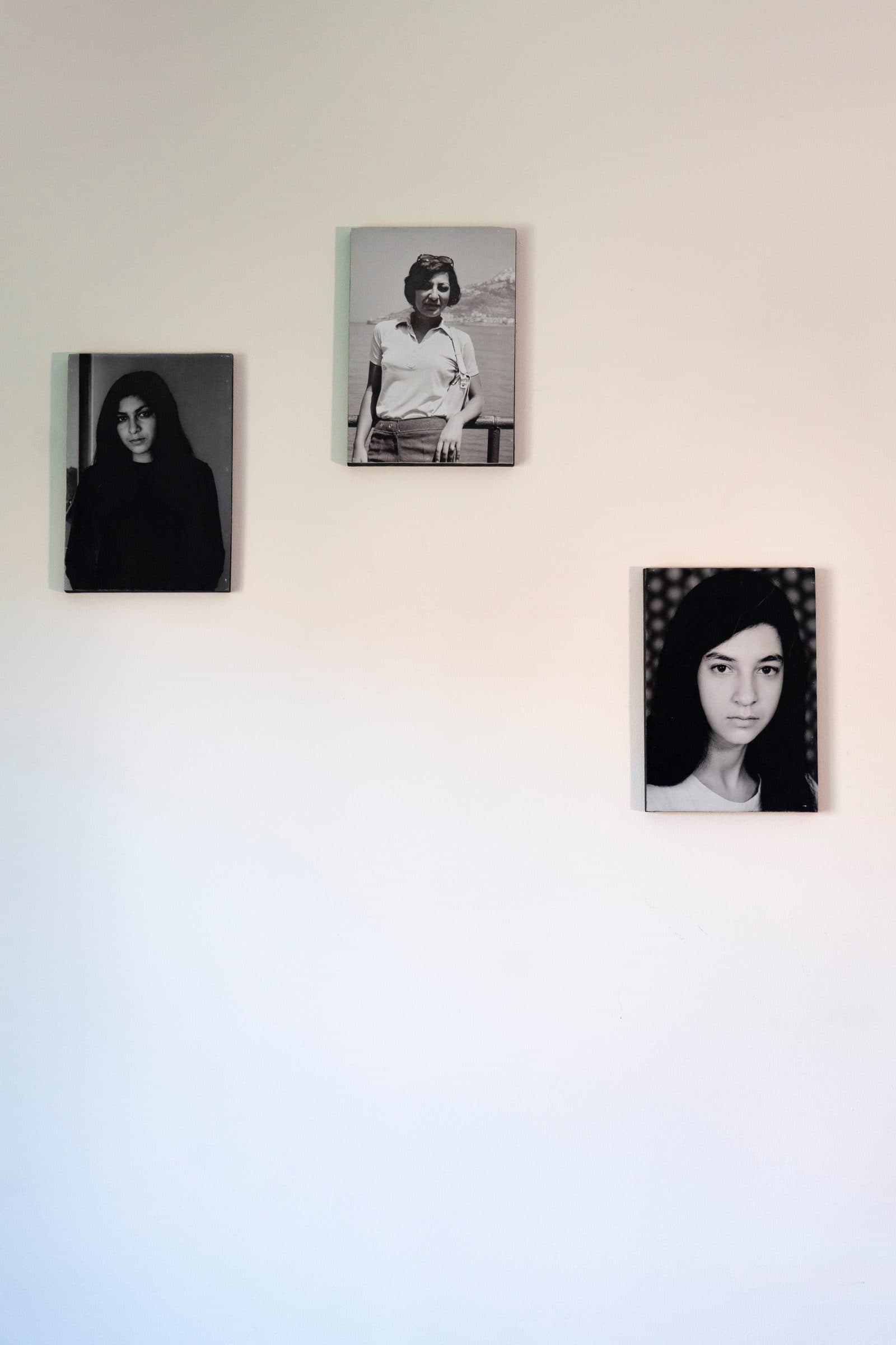 Trois photographies en noir et blanc au mur