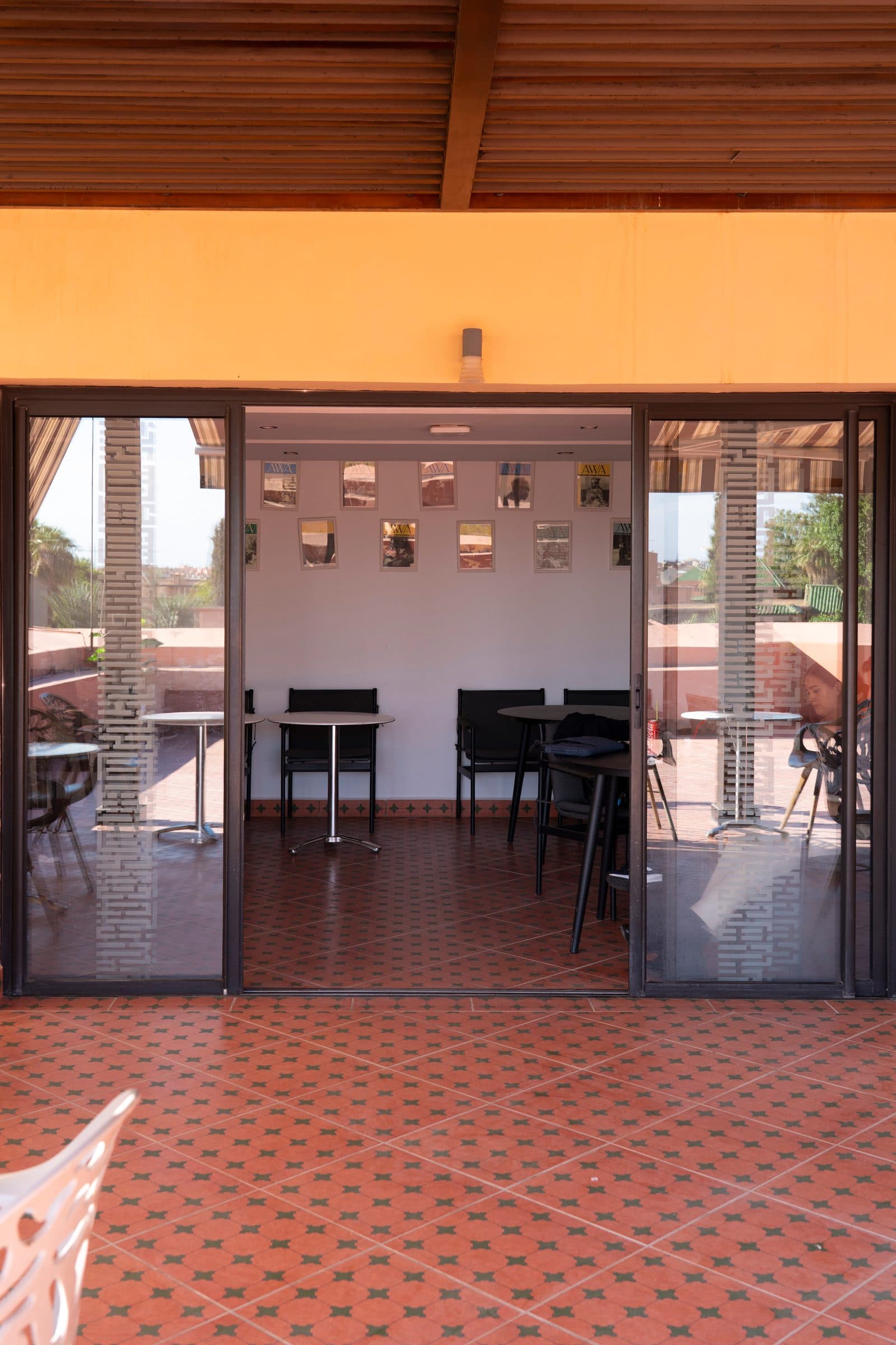 La salle couverte de la terrasse, vue du dehors